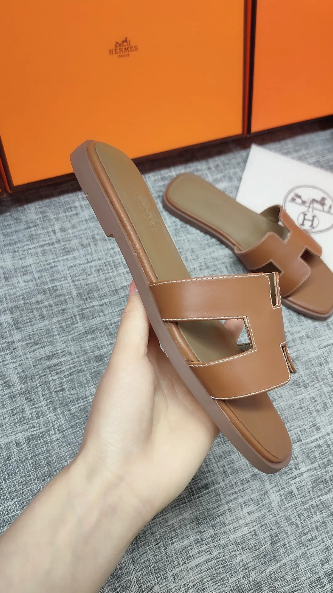 👟👟Ex-factory price 480👟👟 Women's shoe factory Hermes💖The latest official website is updated at the same time. The upgraded version of the high-quality slippers is made 1:1. Fabric: Made of counter cowhide fabric. Inner feet: Customized sheepskin [oversea order. The outsole is made of simulated leather non-slip rubber outsole. Regardless of the version or workmanship, it is the king of rubber soles. Color: black, white, brown. 3 colors in total. Code number 35---40 flat bottom